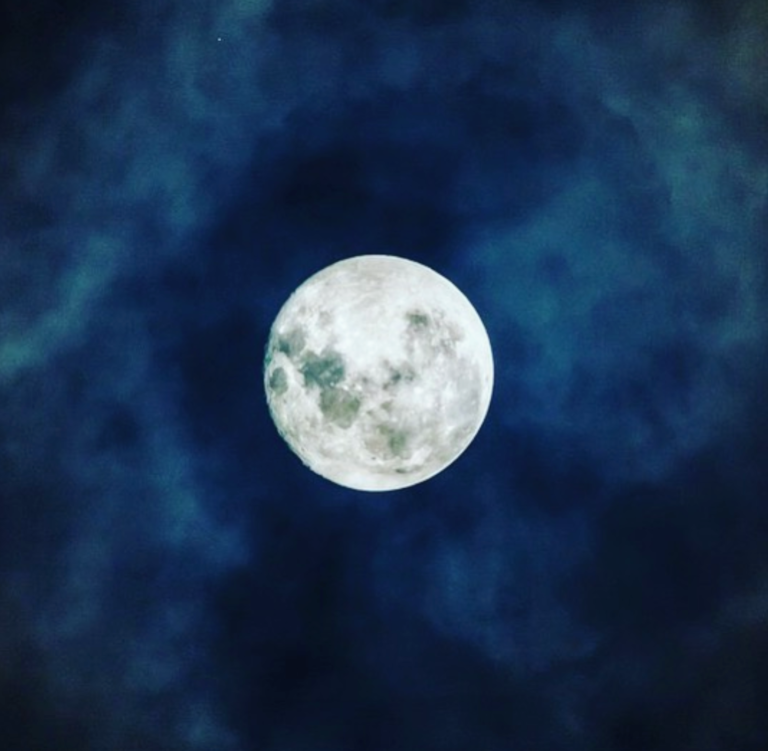 Sister moon. Бесконечность и Луна. Луна минус. Фото. Луна бесконечность.